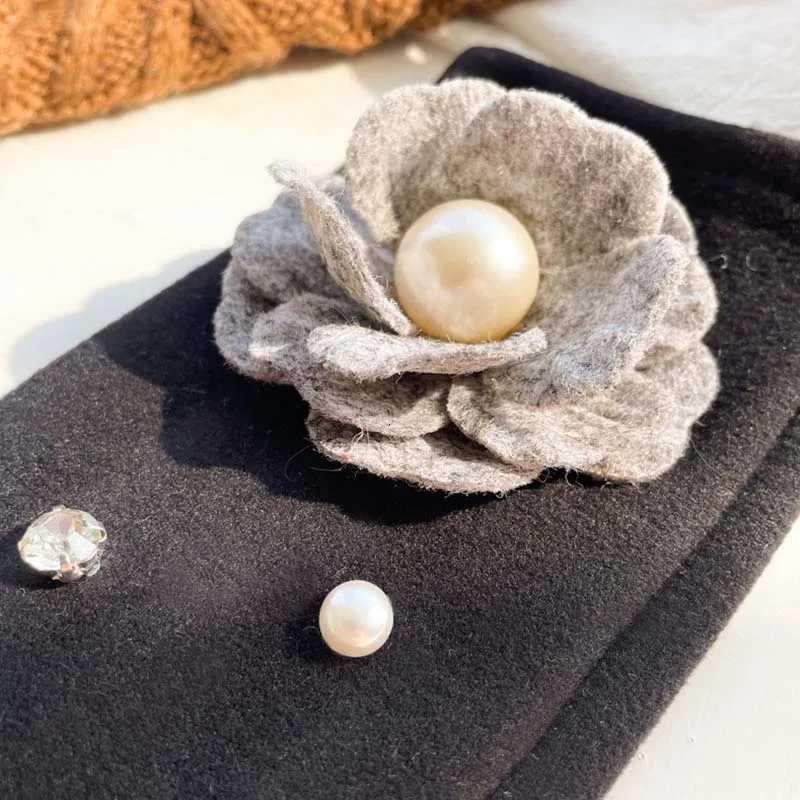 Womens Winter Outdoor Driving Warm Gloves Korean Wool Pearl Rhinestone Full Finger Plus Velvet Touch Screen Cashmere Gloves Y251211