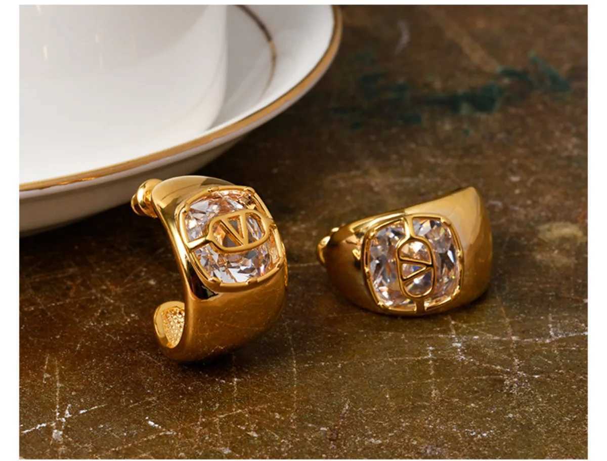 Minimst Luxury EarringsZirconia-Inlaid Vintage DesignElectroplated High-End Studs for Sophisticated StylePrum Gift Idea Y251210