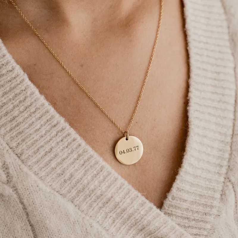 Custom Engraved Name Necklace Date Stainless Steel Round Disc Coin Pendant Personalized Text Chain Choker For Women Girlfriend M251211