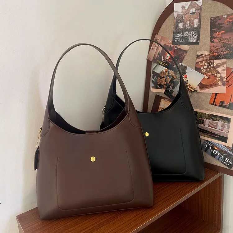 2025 Tote Bag Spring and Summer Wens Oil Wax Wind Lazy Versatile Simple Fi Shoder Portable Messenger Bag Y251211