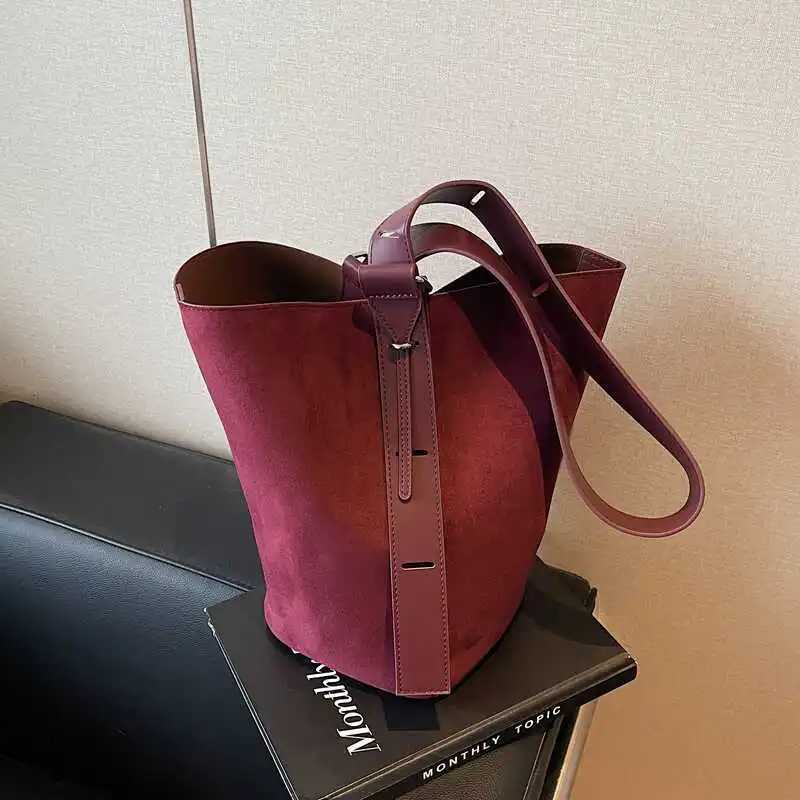 Vintage Red Suede Bucket Bags For Wen New Fi Niche Large Capacity e Shoder Crossbody Bag Noble Elegant Underarm Bags Y251211