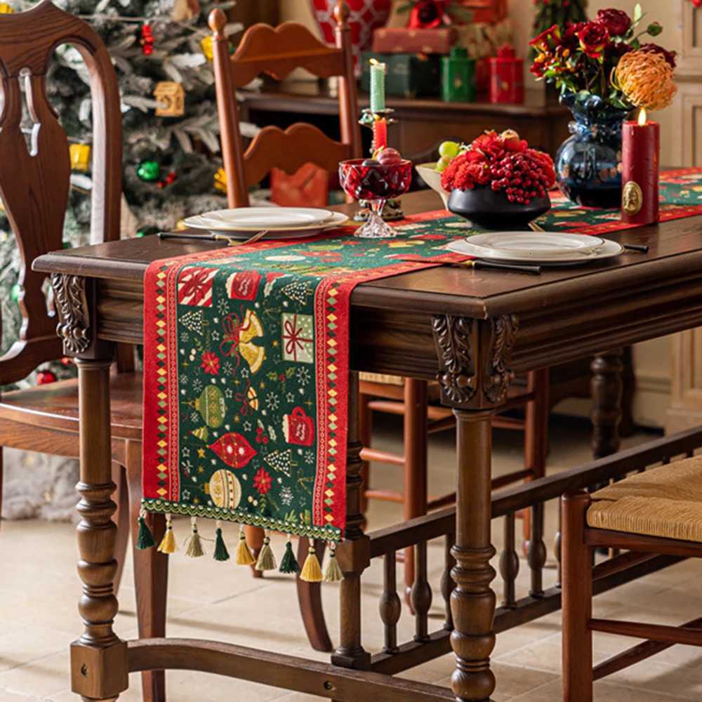 Dary Green Christmas Tree Table Runner Cloth Decor Home Yarn-Dyed Jacquard Christmas Tablecloth Hat Tassel Table Runners Covers H251211