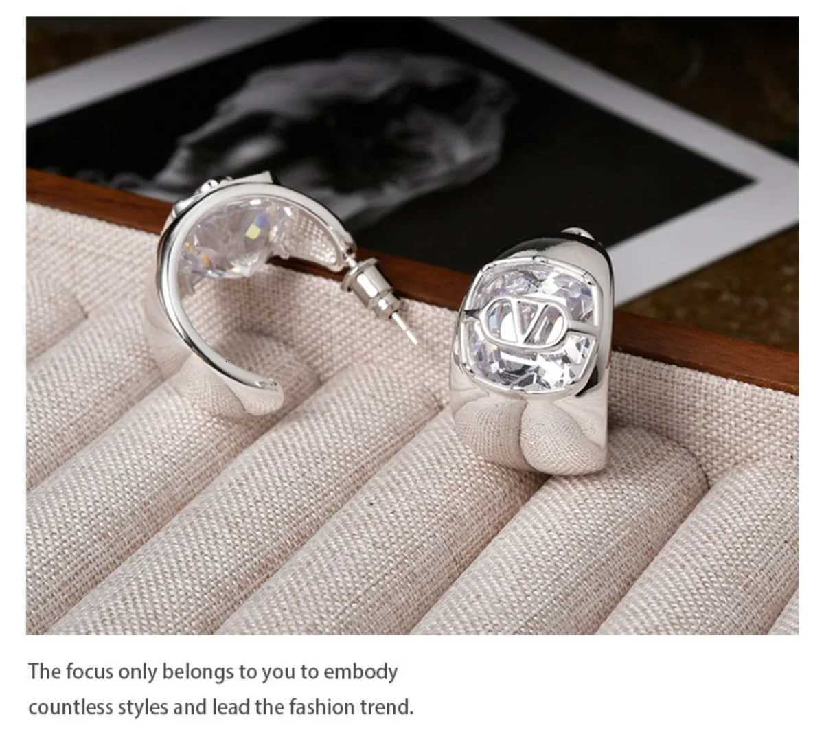 Minimst Luxury EarringsZirconia-Inlaid Vintage DesignElectroplated High-End Studs for Sophisticated StylePrum Gift Idea Y251210