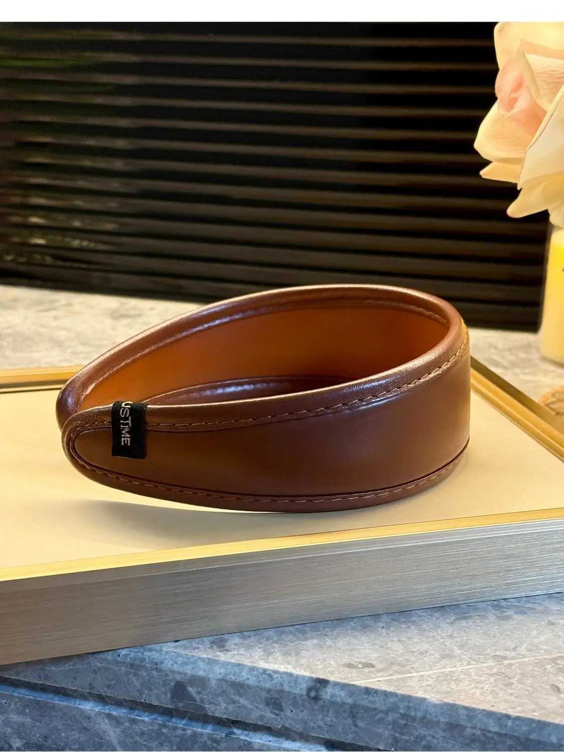 Luxury Y2K Best Seller Retro Brown Leather Wide band for High Crown Elegant Vintage Metal Letter Hair Accory 2025 Tren Y251210