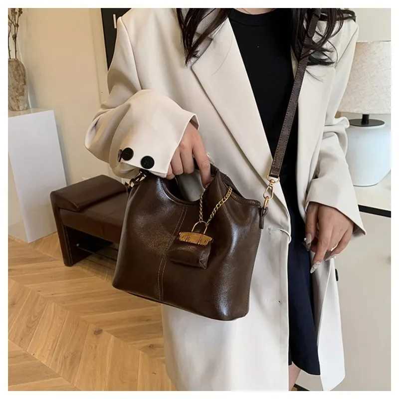 Crossbody Bags for Wen Trendy PU Leather Hobo Fi Travel Handbags with Adjustable Guitar Strap Shoder Bucket Bags Y251211
