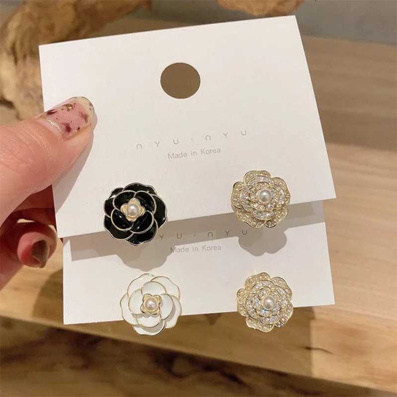 Luxury lia Stud Earrings White Black Metal Asymmetrical La wer Earrings Simple Cute Ear Jewelry For Girl Friends Gift Y251210