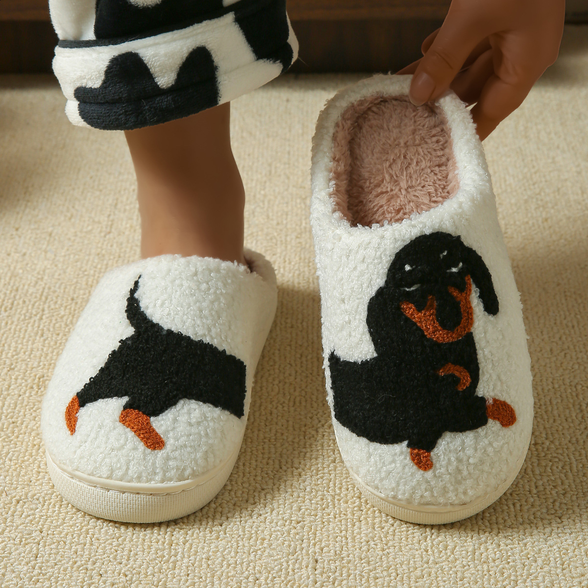Xmas Dachshund Plush Slippers Fuzzy Dog Slippers Comfortable Closed Toe Slippers Cute Soft Furry Slipper Anti Slip for Men Women 251129