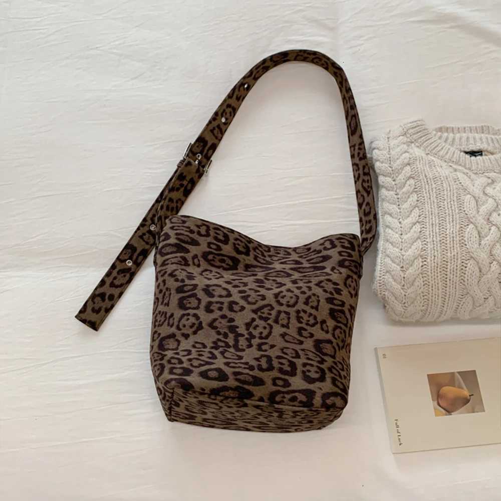 Leopard Print Large Capacity New Autumn and Winter Versatile Frosted Single Shoder Crossbody Bag Cmuting Tote Bag Y251211