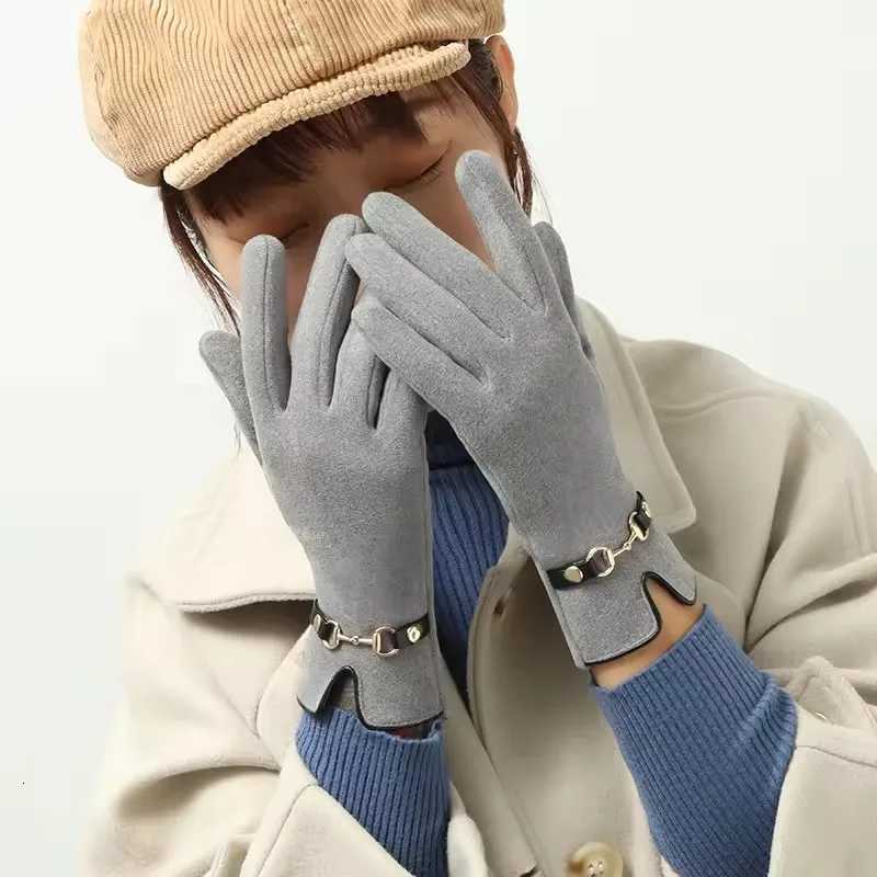 Winter Warm Gloves Womens Velvet Thick Plush Gloves Korean Metal Chain Decoration Office Cycling Outdoor Travel Warm Accessory Y251211