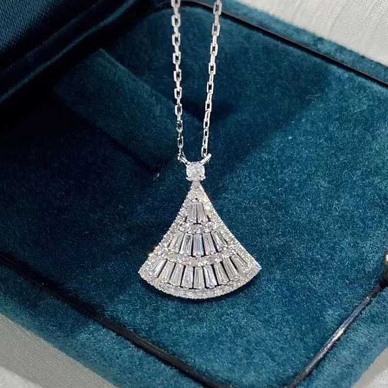 Huitan Fashion Luxury Womens Necklace with Sparkling Cubic Zirconia Fan Shaped Necklace Modern Design Female Jewelry Drop Ship M251211