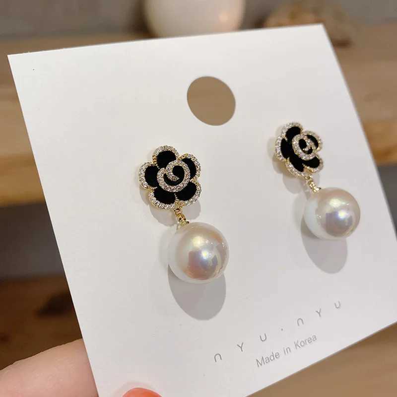 2021 Fashion New Temperament Earrings Black Rose wer Pearl wer Atmospheric Three-dimensional Petals Wens Earrings Y251210