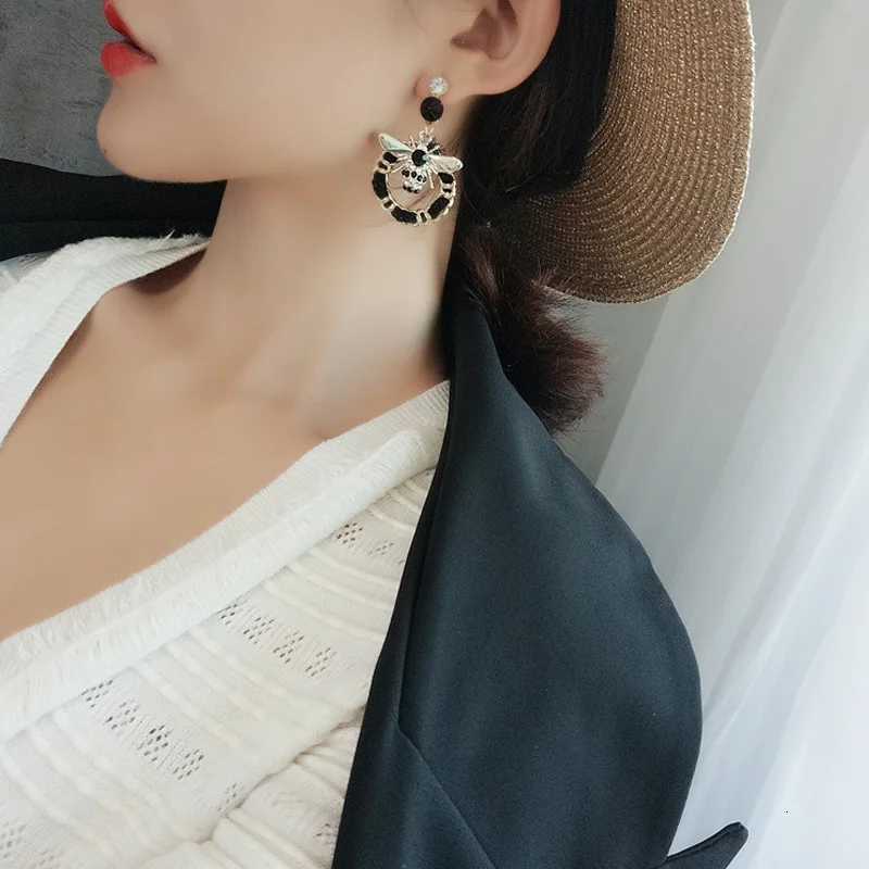 Luxury Brand Colof Crystal Cute Bee Earrings For Wen Geetric Statement Weave Long Drop Earrings Jewelry Y251210