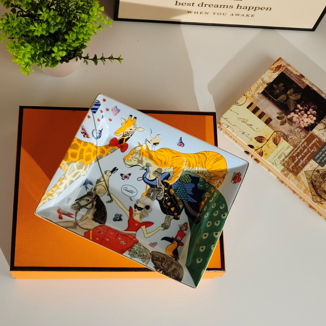 Sophisticated Bone China Jewelry Tray, Timeless Design, Perfect for Organizing Your Jewelry Collection, High-Quality Craftsmanship