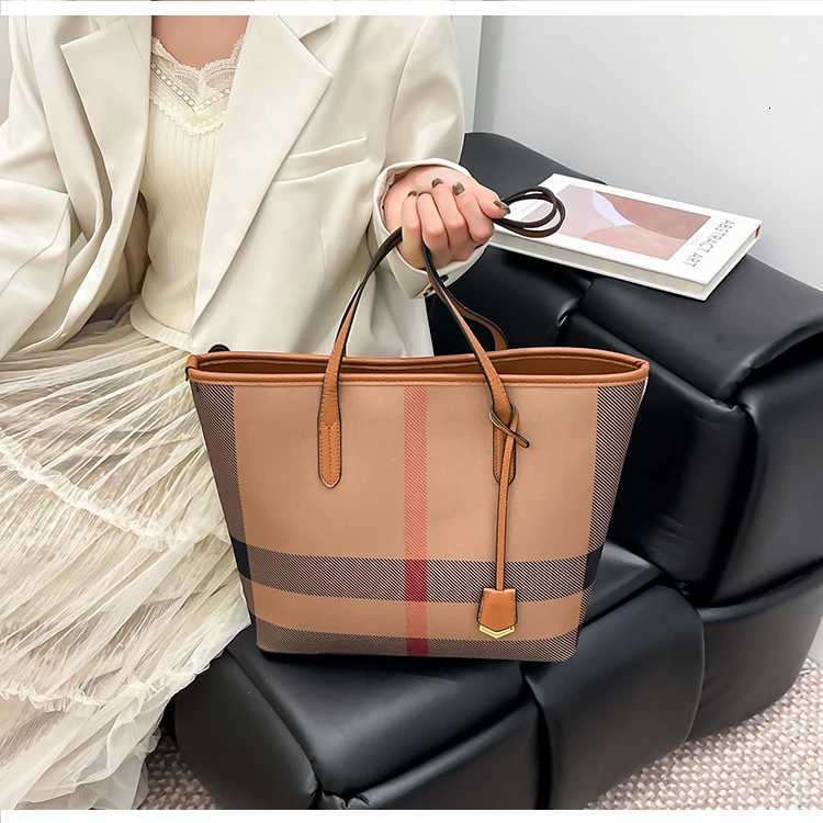 2025 New High-end Ladies Leather Hand Bag Luxury Brand Famous Designer Paris Casual Classic Y251211