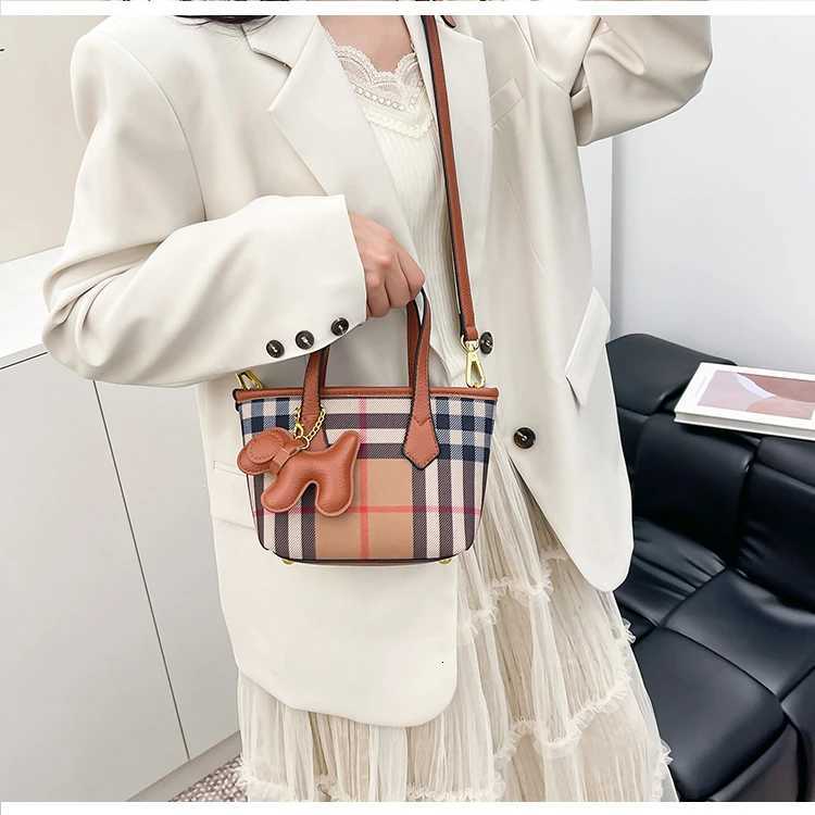2025 New High-end Luxury Brand Ladies Leather Tote Bag Famous Designer Paris Vintage Elegant Y251211
