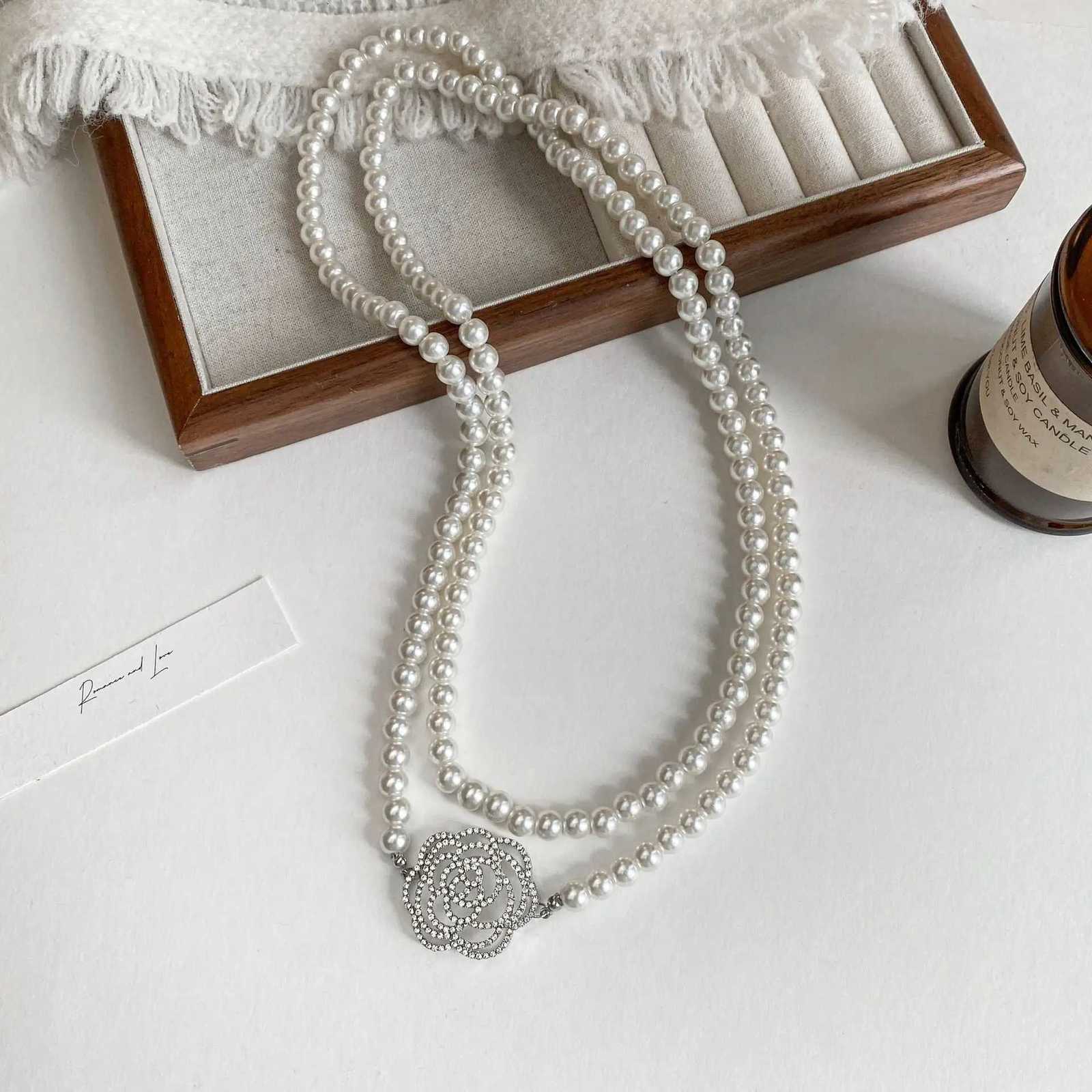High-end and elegant rose wer pearl long necklace for wen versatile and stylish sweater chain simple pendant for autumn a Y251210