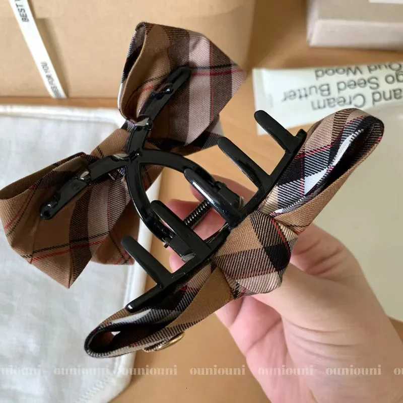 1pc/2pcs autumn and winter new British contrast plaid bow grip classic vintage fabric shark clip on the back of the Y251210