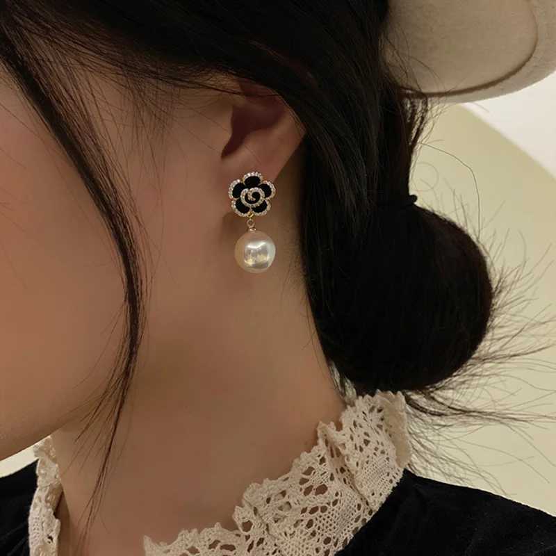 2021 Fashion New Temperament Earrings Black Rose wer Pearl wer Atmospheric Three-dimensional Petals Wens Earrings Y251210