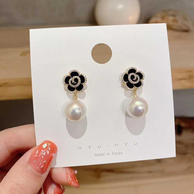 2021 Fashion New Temperament Earrings Black Rose wer Pearl wer Atmospheric Three-dimensional Petals Wens Earrings Y251210