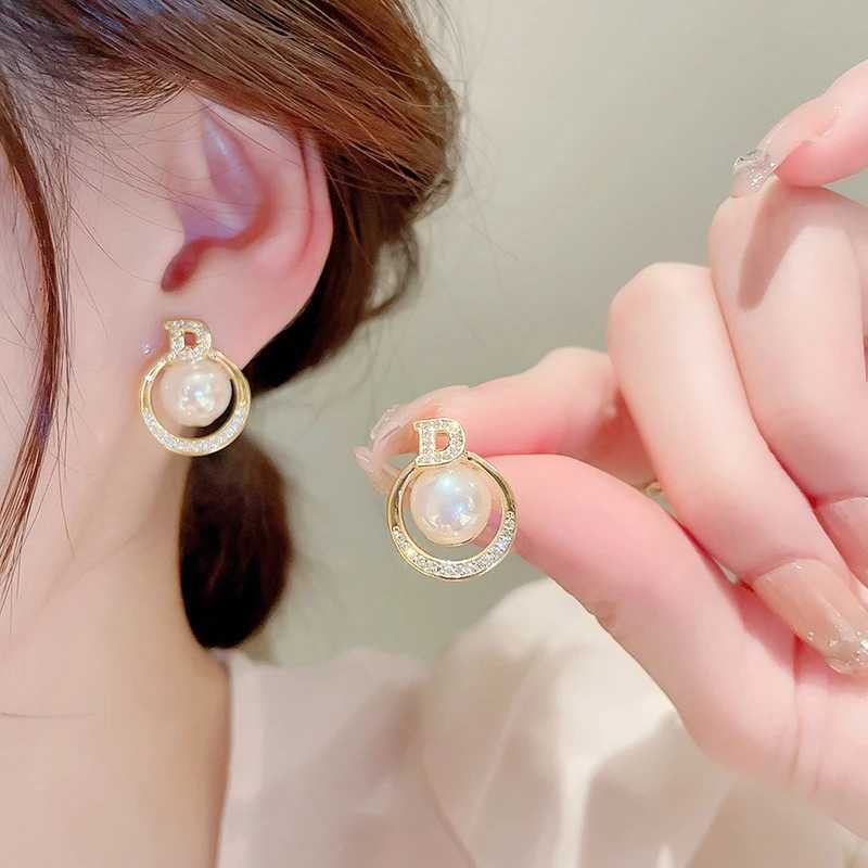Luxury Zircon Pearl Drop Earrings For Wen Girl 2025 Elegant Personty Shiny D Letter Stud Earring Fashion Jewelry Y251210