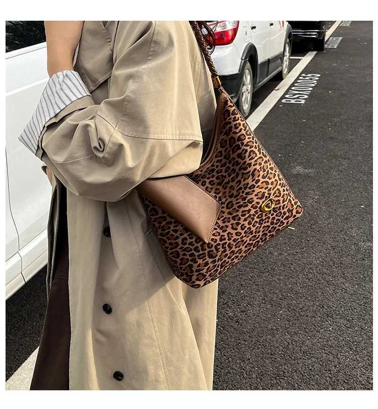 New Trendy Armpit Bag Large - Capacity Handbag Fiable Versatile Matte Handheld Bag Y251211