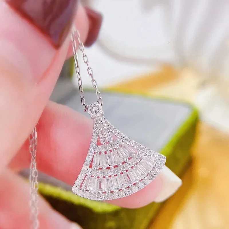 New Delicate Fan Shaped Pendant Necklace Women Silver Color Clavicle Chain Sparkling Crystal Cubic Zirconia Statement Jewelry M251211
