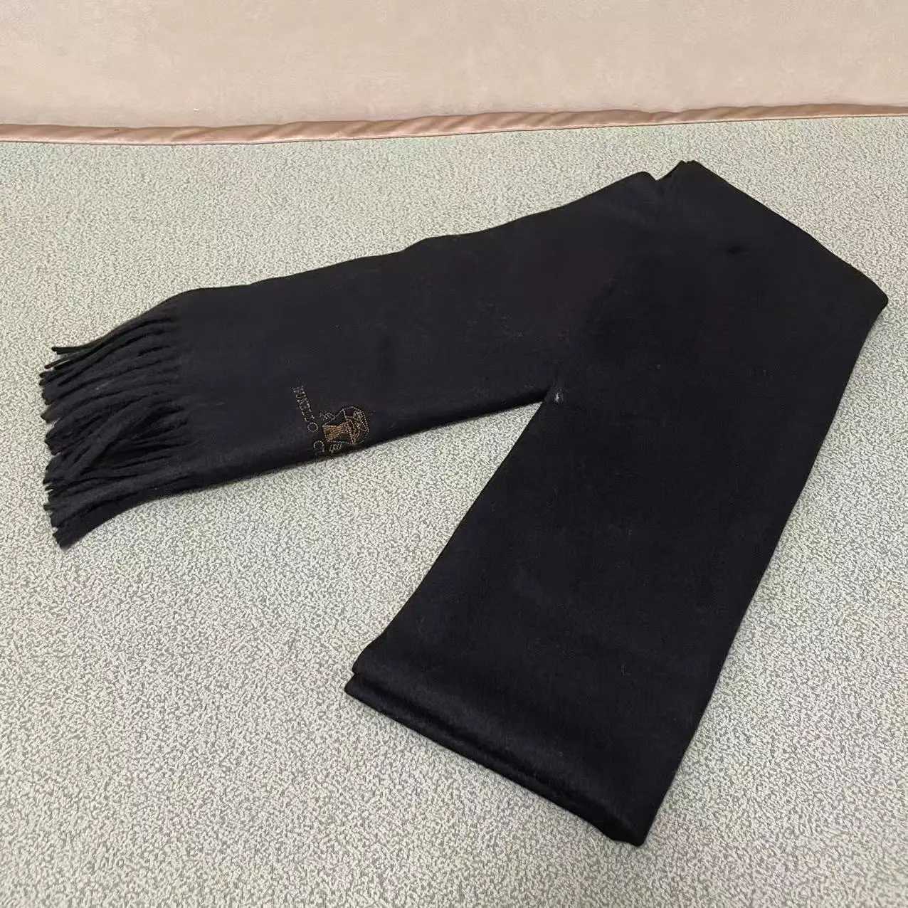High quality embroidered cashmere scarf solid color label warm scarf face protection mens and womens neck scarf Y251211
