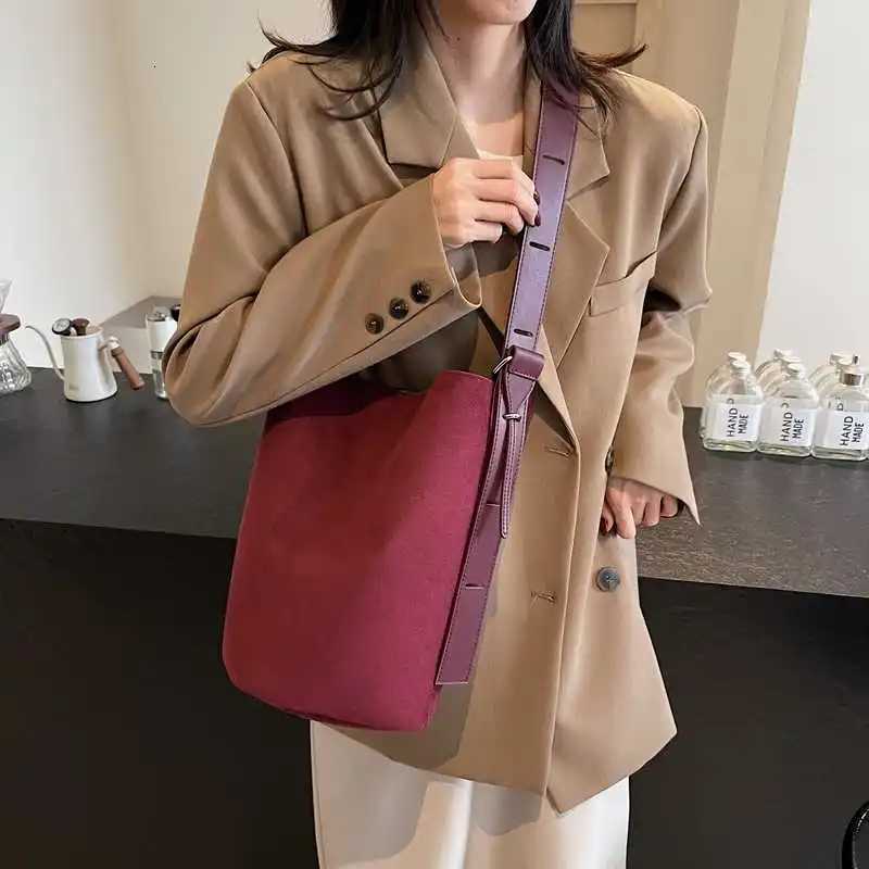 Vintage Red Suede Bucket Bags For Wen New Fi Niche Large Capacity e Shoder Crossbody Bag Noble Elegant Underarm Bags Y251211