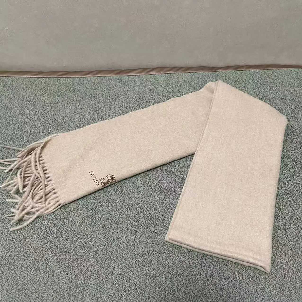 High quality embroidered cashmere scarf solid color label warm scarf face protection mens and womens neck scarf Y251211