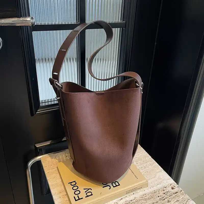 Vintage Red Suede Bucket Bags For Wen New Fi Niche Large Capacity e Shoder Crossbody Bag Noble Elegant Underarm Bags Y251211