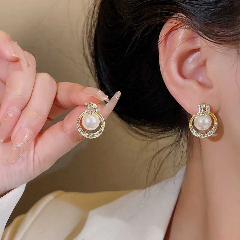 Luxury Zircon Pearl Drop Earrings For Wen Girl 2025 Elegant Personty Shiny D Letter Stud Earring Fashion Jewelry Y251210