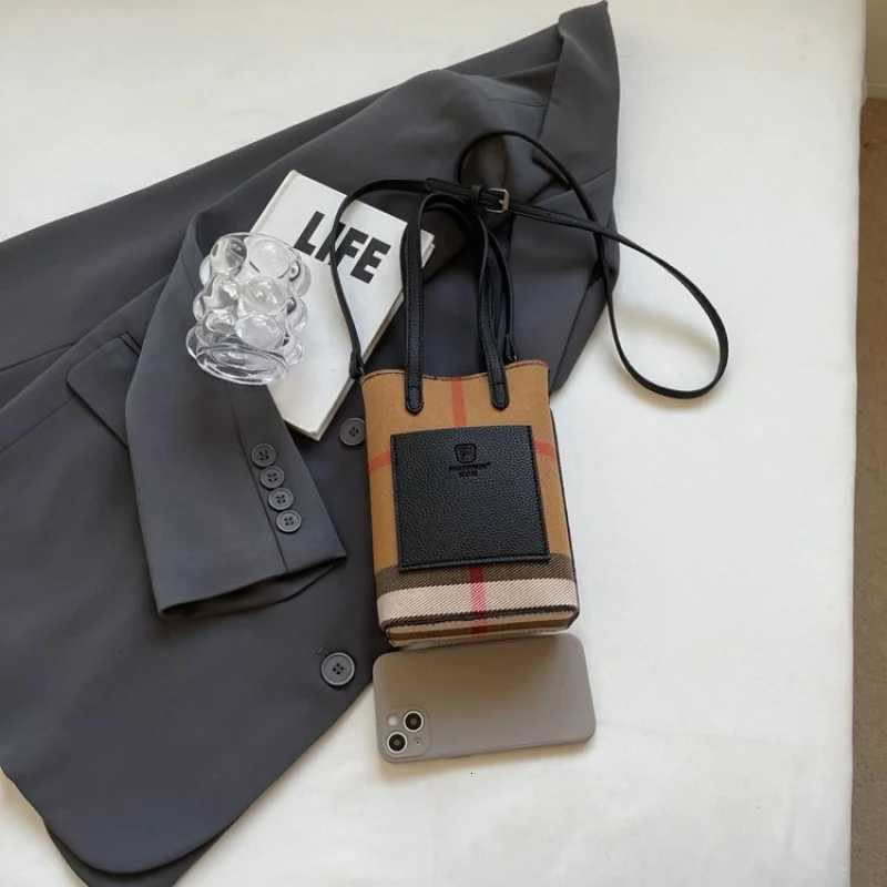 Sleek-chic 2025 New Ladies Luxury Brand Leather Crossbody Bag Famous Designer Simple Popar Classic Y251211