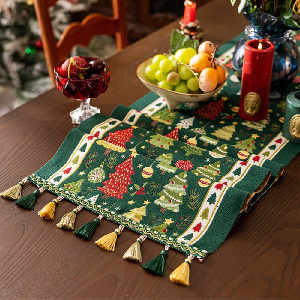 Dary Green Christmas Tree Table Runner Cloth Decor Home Yarn-Dyed Jacquard Christmas Tablecloth Hat Tassel Table Runners Covers H251211