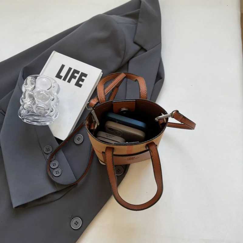 Sleek-chic 2025 New Ladies Luxury Brand Leather Crossbody Bag Famous Designer Simple Popar Classic Y251211