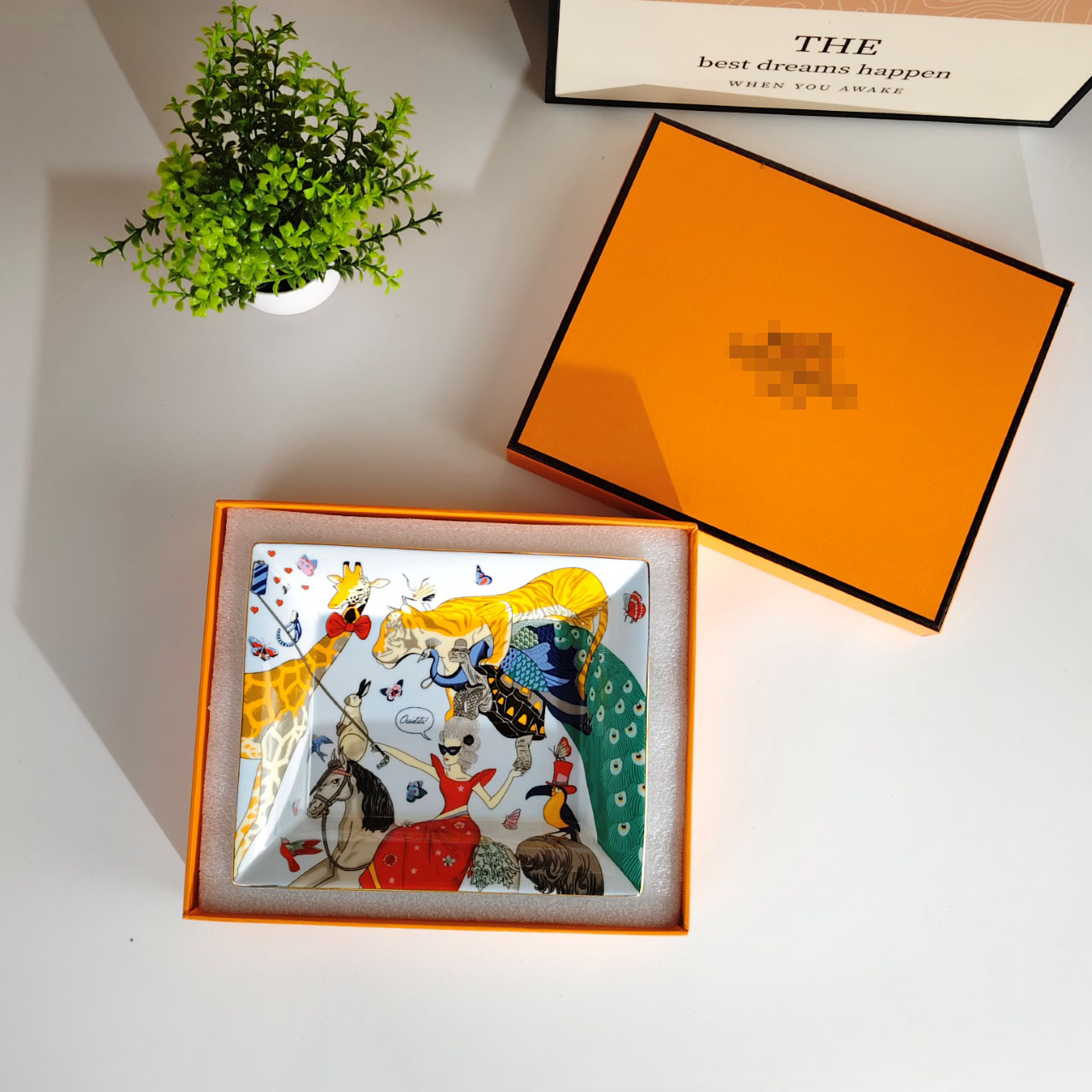 Sophisticated Bone China Jewelry Tray, Timeless Design, Perfect for Organizing Your Jewelry Collection, High-Quality Craftsmanship