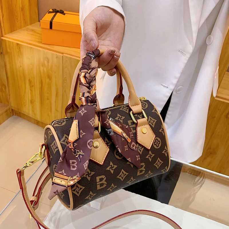 Classic Vintage Crossbody Bag - Stylish Minimalist Cmuter Purse with Luxury Leather Letter Art Y251211