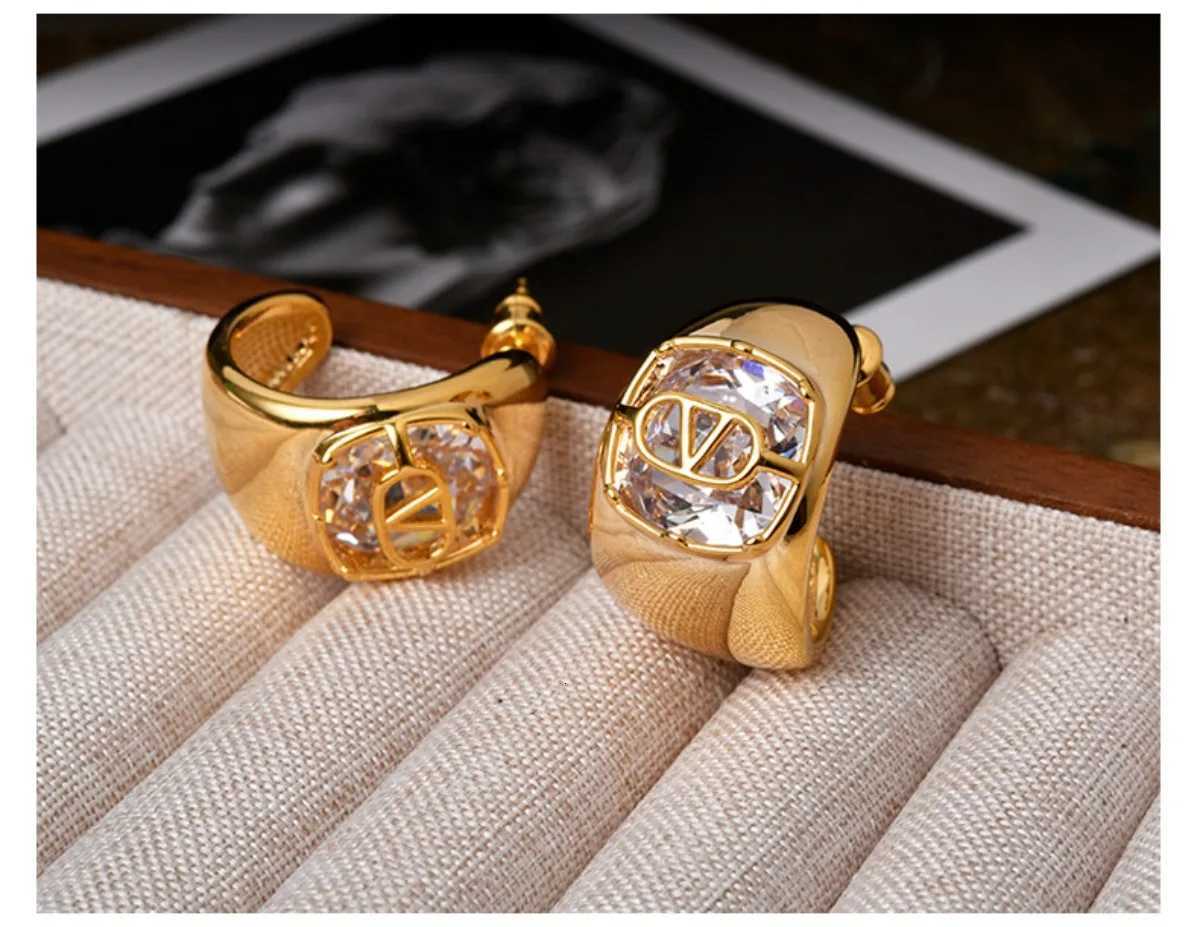 Minimst Luxury EarringsZirconia-Inlaid Vintage DesignElectroplated High-End Studs for Sophisticated StylePrum Gift Idea Y251210