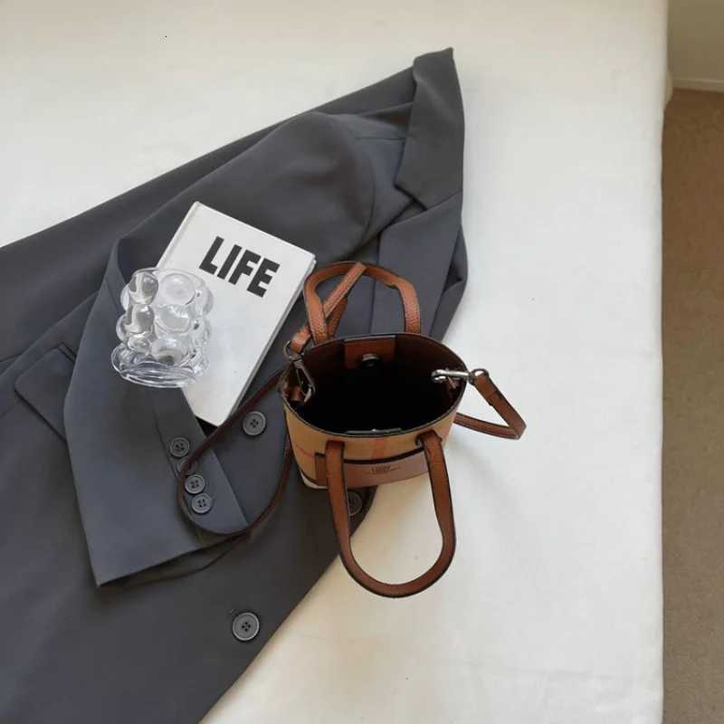 Sleek-chic 2025 New Ladies Luxury Brand Leather Crossbody Bag Famous Designer Simple Popar Classic Y251211