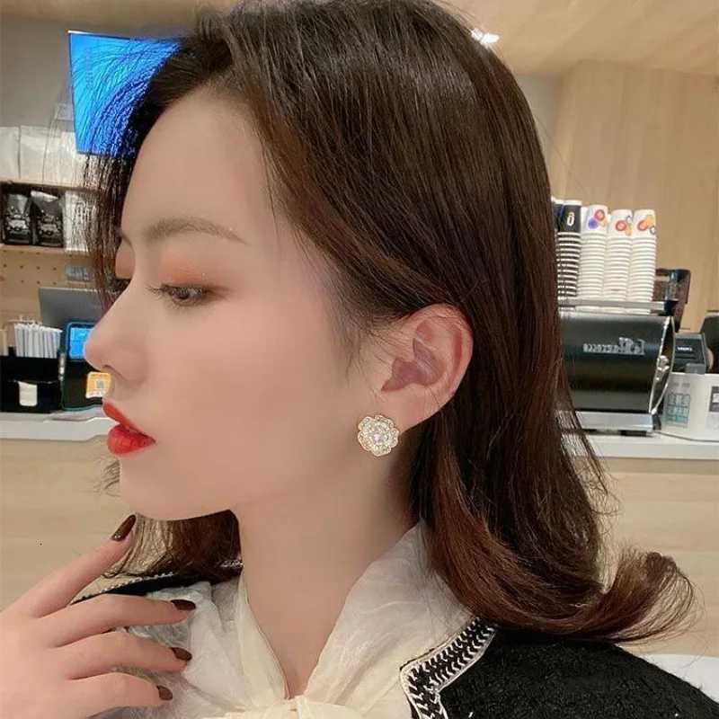 Luxury lia Stud Earrings White Black Metal Asymmetrical La wer Earrings Simple Cute Ear Jewelry For Girl Friends Gift Y251210