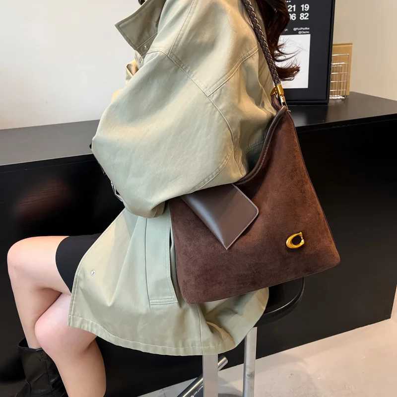 New Trendy Armpit Bag Large - Capacity Handbag Fiable Versatile Matte Handheld Bag Y251211