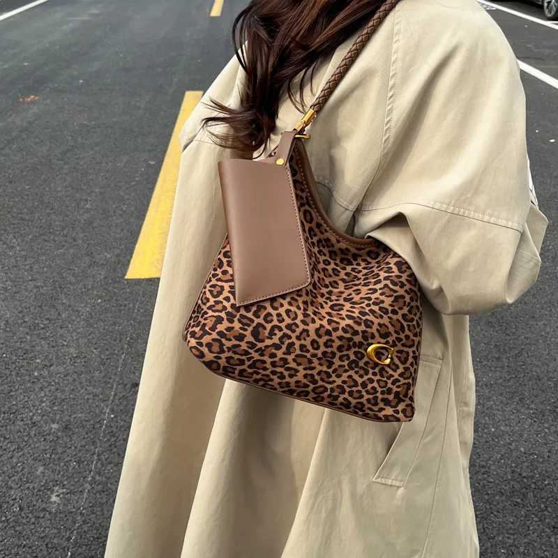 New Trendy Armpit Bag Large - Capacity Handbag Fiable Versatile Matte Handheld Bag Y251211