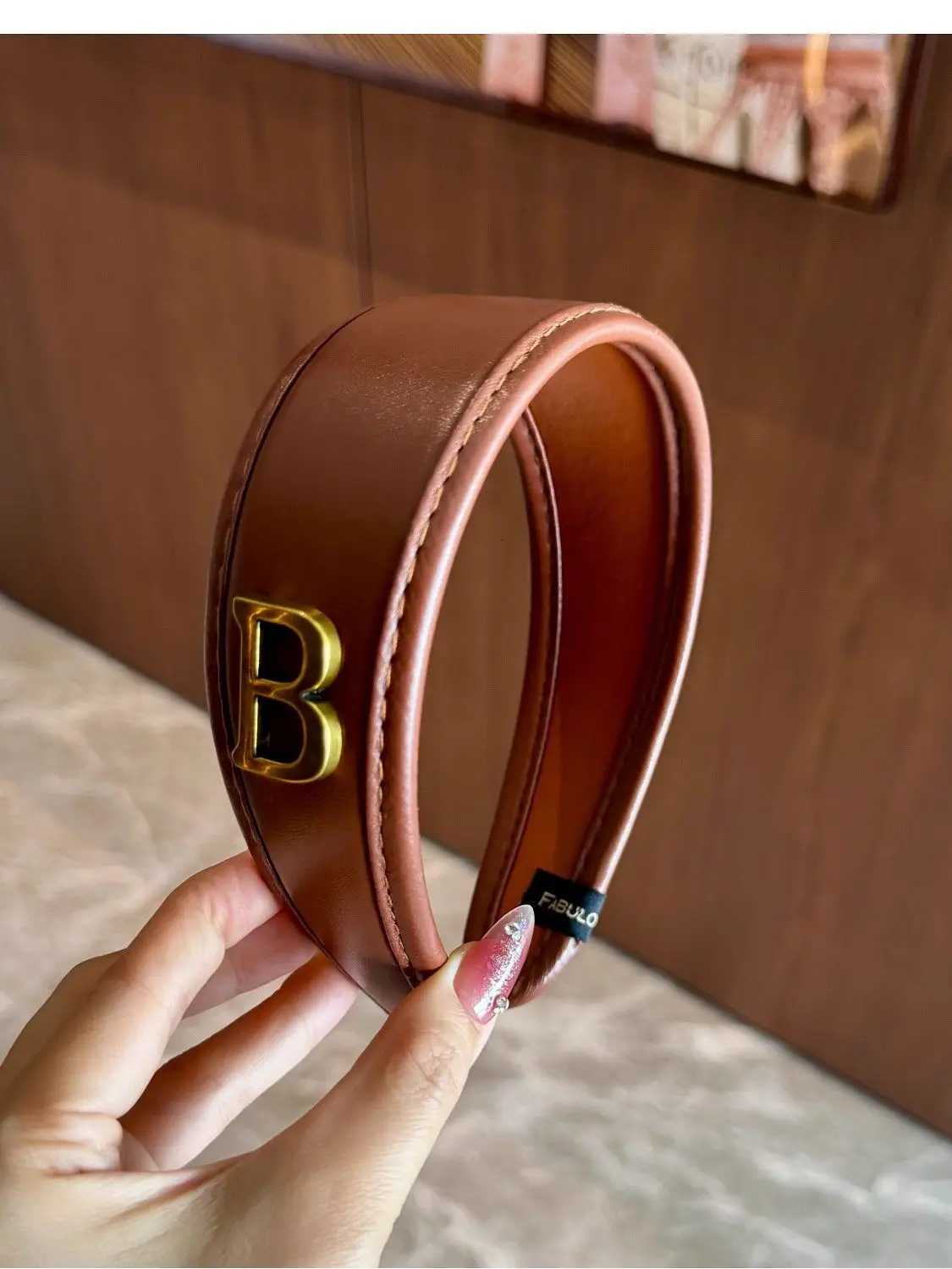Luxury Y2K Best Seller Retro Brown Leather Wide band for High Crown Elegant Vintage Metal Letter Hair Accory 2025 Tren Y251210