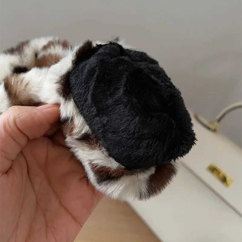 Luxury Womens PU Leather Gloves Winter Warm Chain Gloves for Outdoor Cycling Fashion Leopard Faux Fur Trim Cuff Thermal Lining Y251211