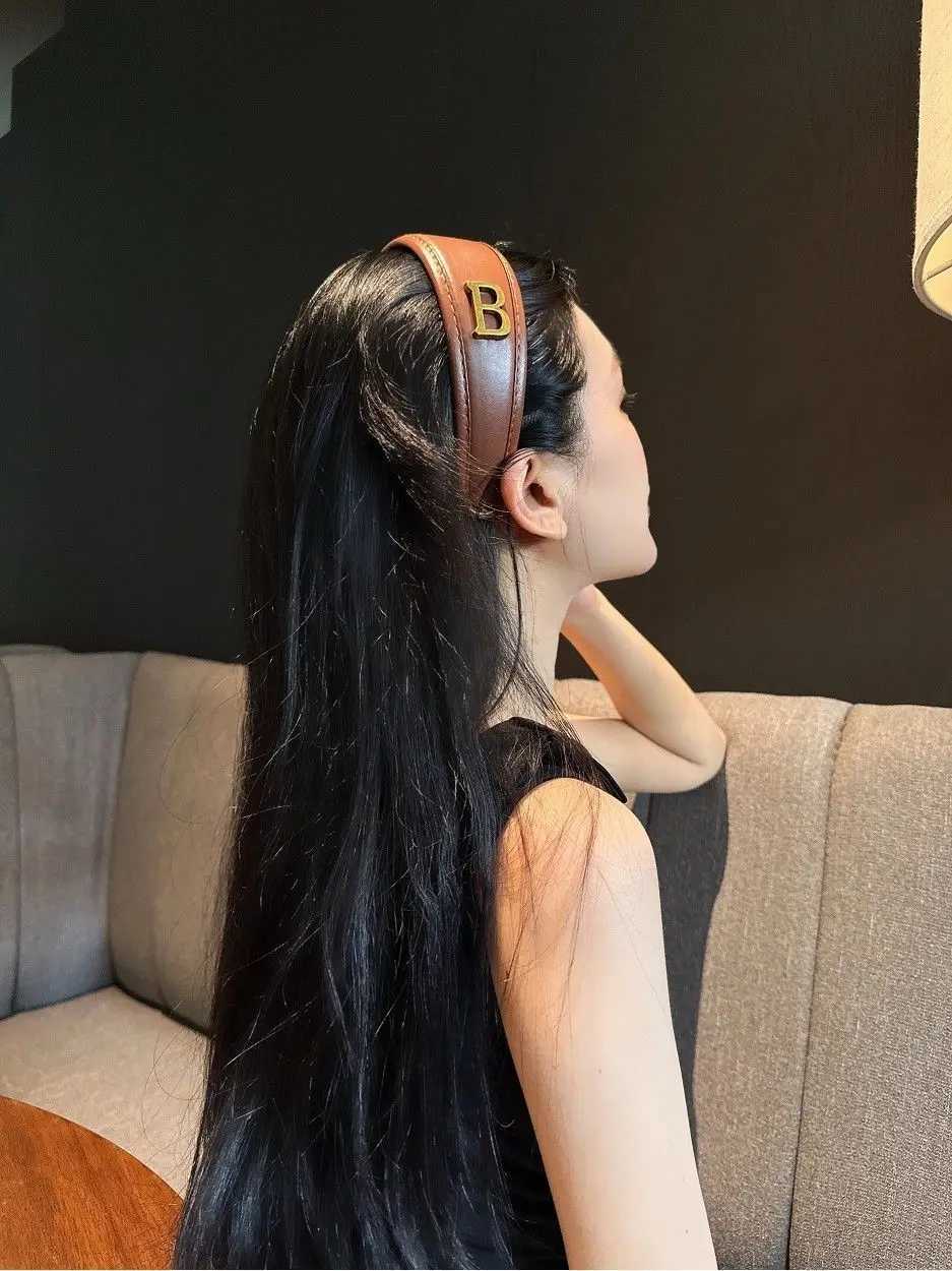 Luxury Y2K Best Seller Retro Brown Leather Wide band for High Crown Elegant Vintage Metal Letter Hair Accory 2025 Tren Y251210