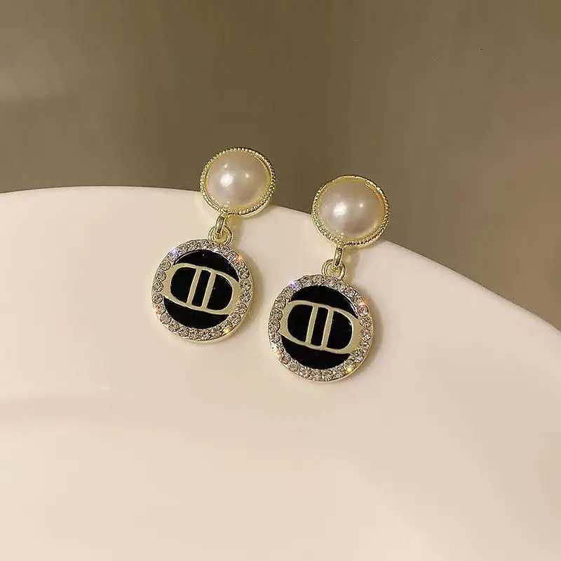 Fashion Stud Earrings Korean Style New Pearl Earrings for Wen Simple Elegant Versatile Ear Jewelry Y251210