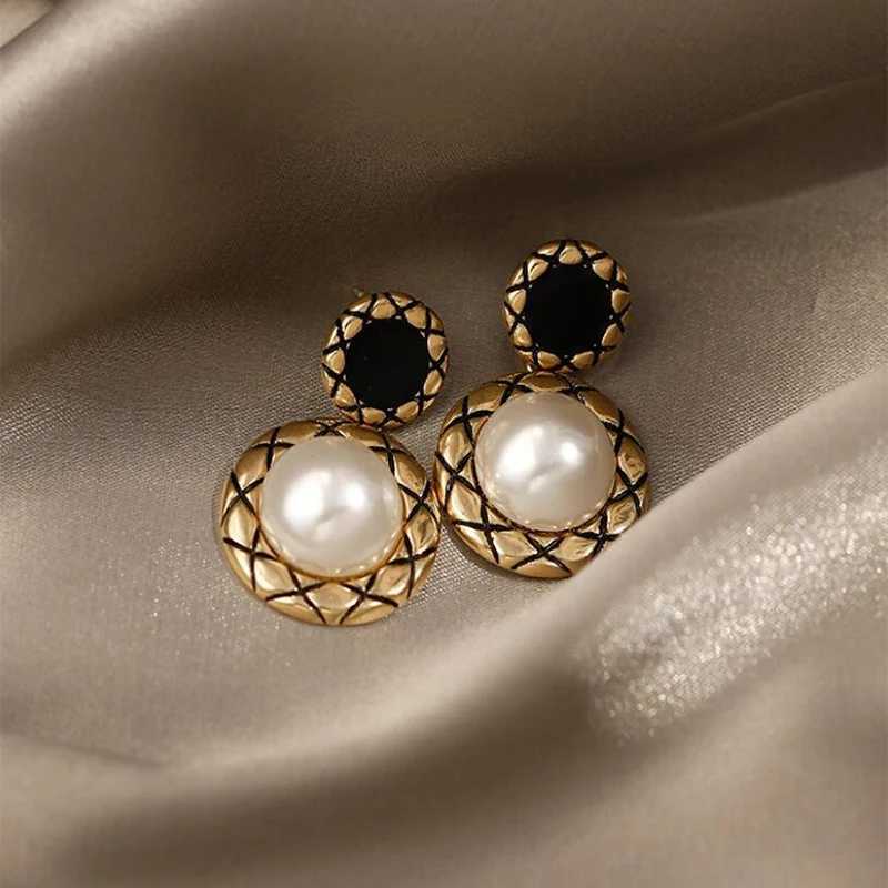 2021 Punk Korean Trend Vintage Imitation pearls Zircon Retro Elegant Irregar Round Pattern Earrings for Wen Party Jewelry Y251210