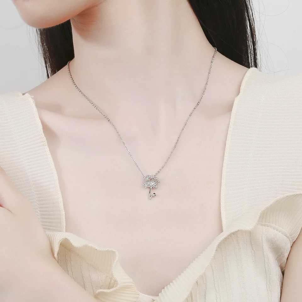 925 Sterling Silver Floral Clavicle Chain Necklace Sparkling Zircon Womens Pendant Necklace Birthday Party Gift Jewelry Gift M251211