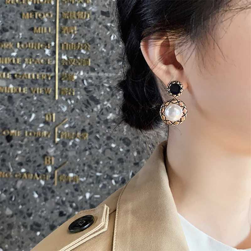 2021 Punk Korean Trend Vintage Imitation pearls Zircon Retro Elegant Irregar Round Pattern Earrings for Wen Party Jewelry Y251210