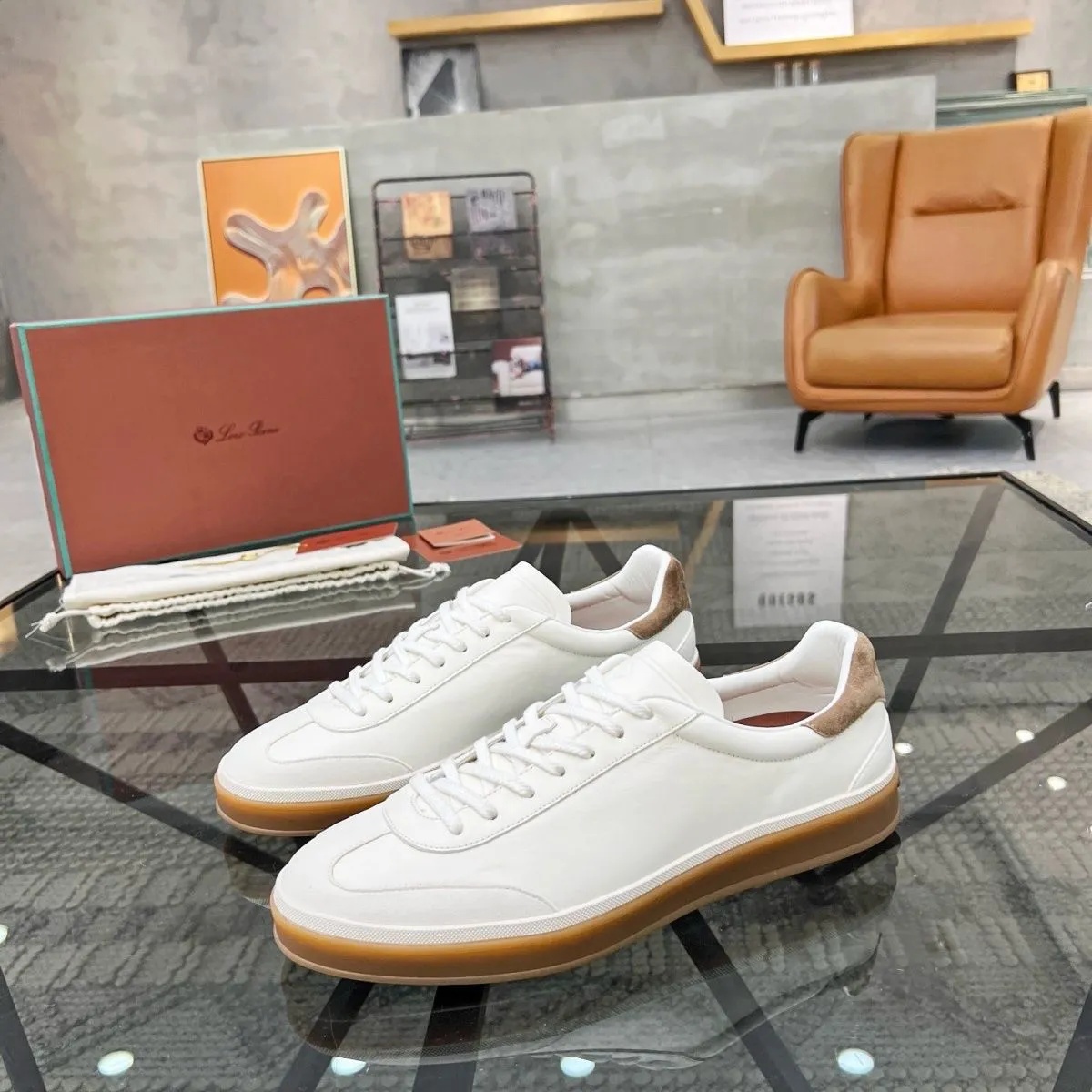 Designer training shoes for men in 2026, luxury shoes, fashion genuine leather shoes, men's classic style, suede shoes, pointed-toe shoes, black and white color scheme