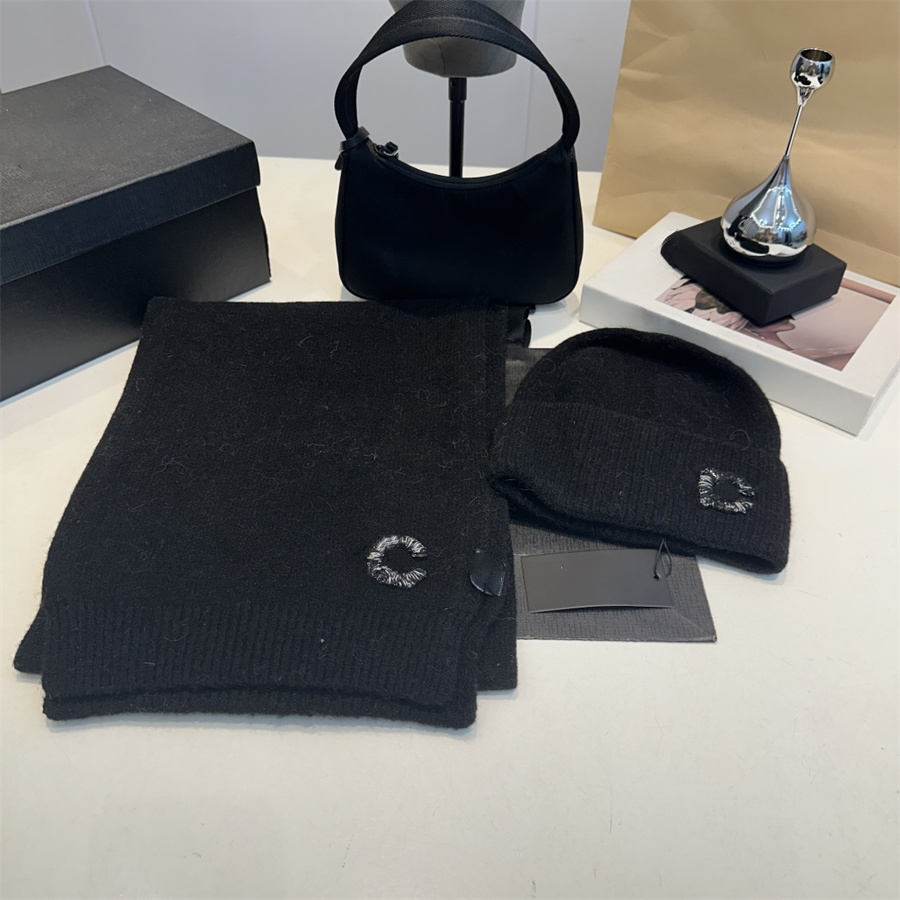 Designer Hats Scarf Knitting Two-piece Sets Knitted Wool Beanie Winter Outdoor Letter Pattern Soft Scarves Warm Versatile Serviceable Soft Skin Two Piece Set
